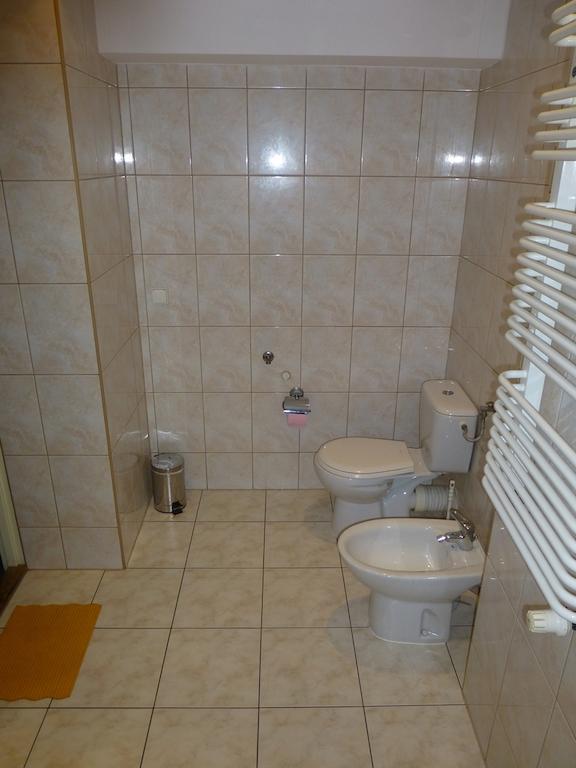 Pokoje Goscinne I Apartamenty Krupowki 19 Zakopane Room photo